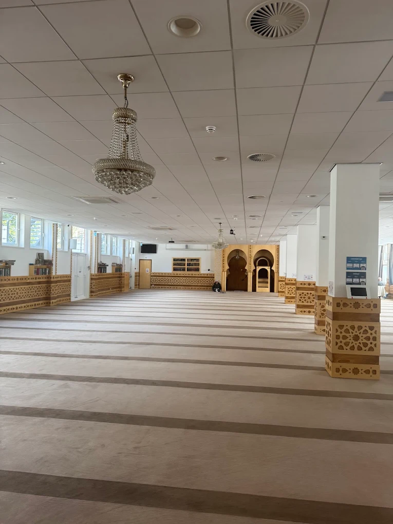 De gebedsruimte van Moskee Badr